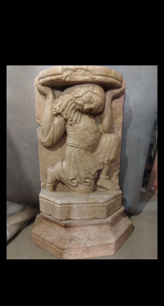Figure de stylephore médiévale en marbre sicilien XIII-XIV siècle de lesa ou de chaire-photo-1