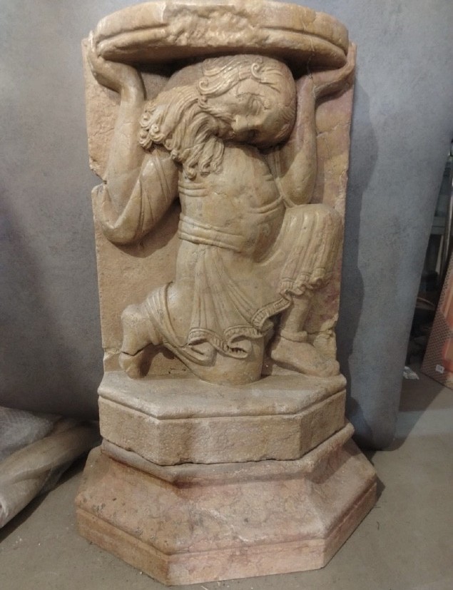 Figure de stylephore médiévale en marbre sicilien XIII-XIV siècle de lesa ou de chaire