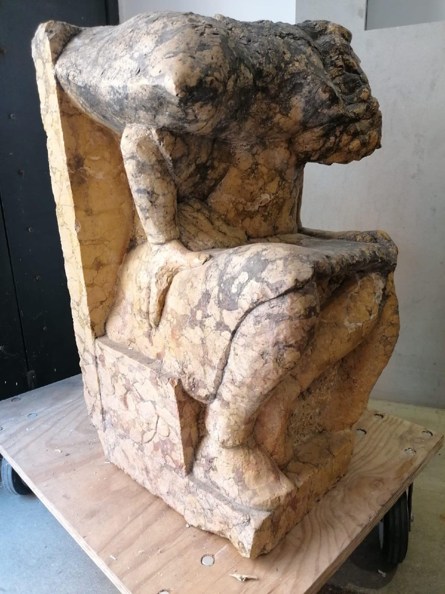 Télamon à genoux