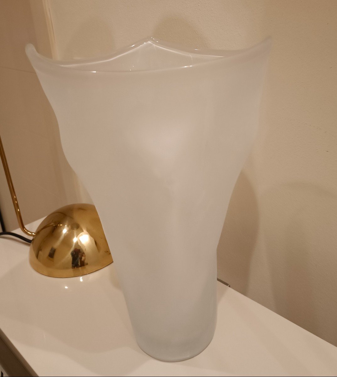 Exploring Elegance: The Refined Venetian Satin Glass Vase-photo-2