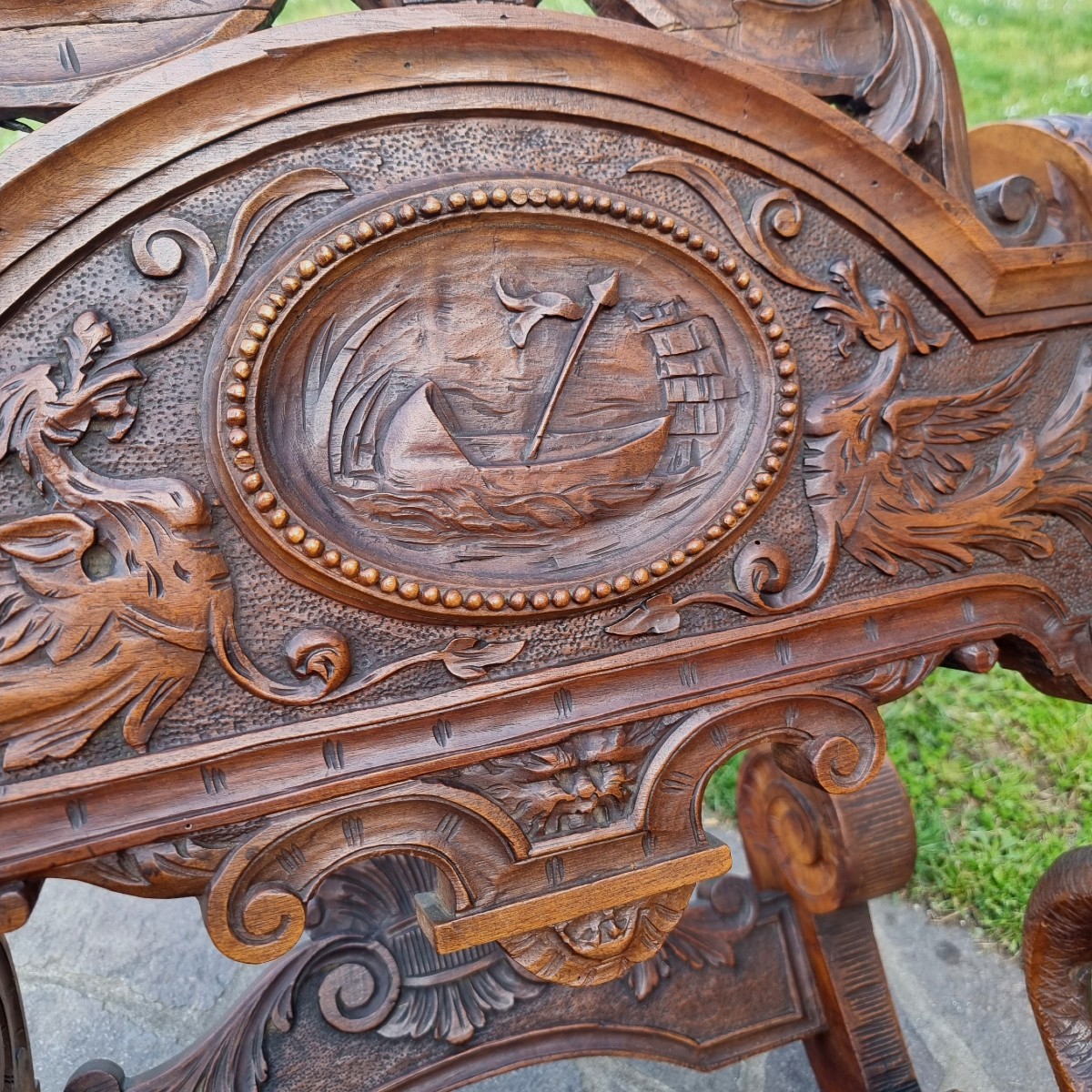 Regal 19th-century Venetian Rocking Chair In Walnut With Decorations And Putti – Rare And Prest-photo-1