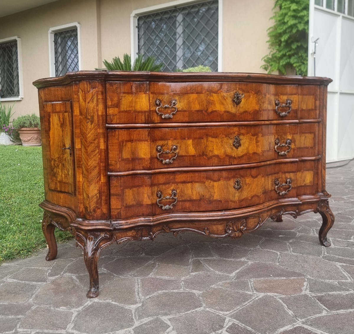 Commode Vénitienne Du XVIIIe Siècle En Ronce De Noyer – élégance Noble De Palais