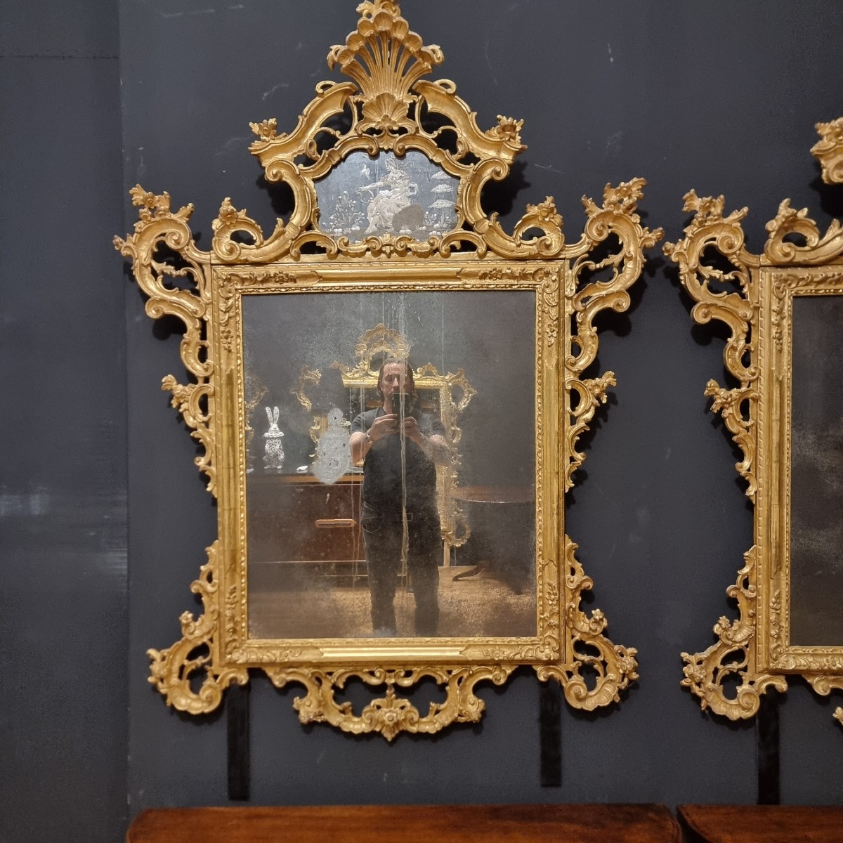 Paire de miroirs vénitiens de 1850 : élégance noble pour intérieurs prestigieux