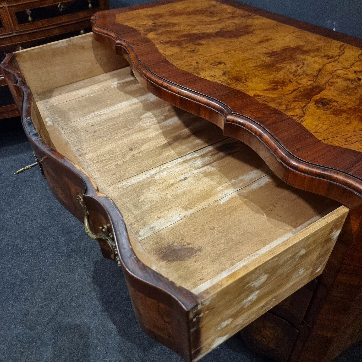 Elegant 18th-century Emiliana Chest Of Drawers In Walnut And Olive Wood-photo-1