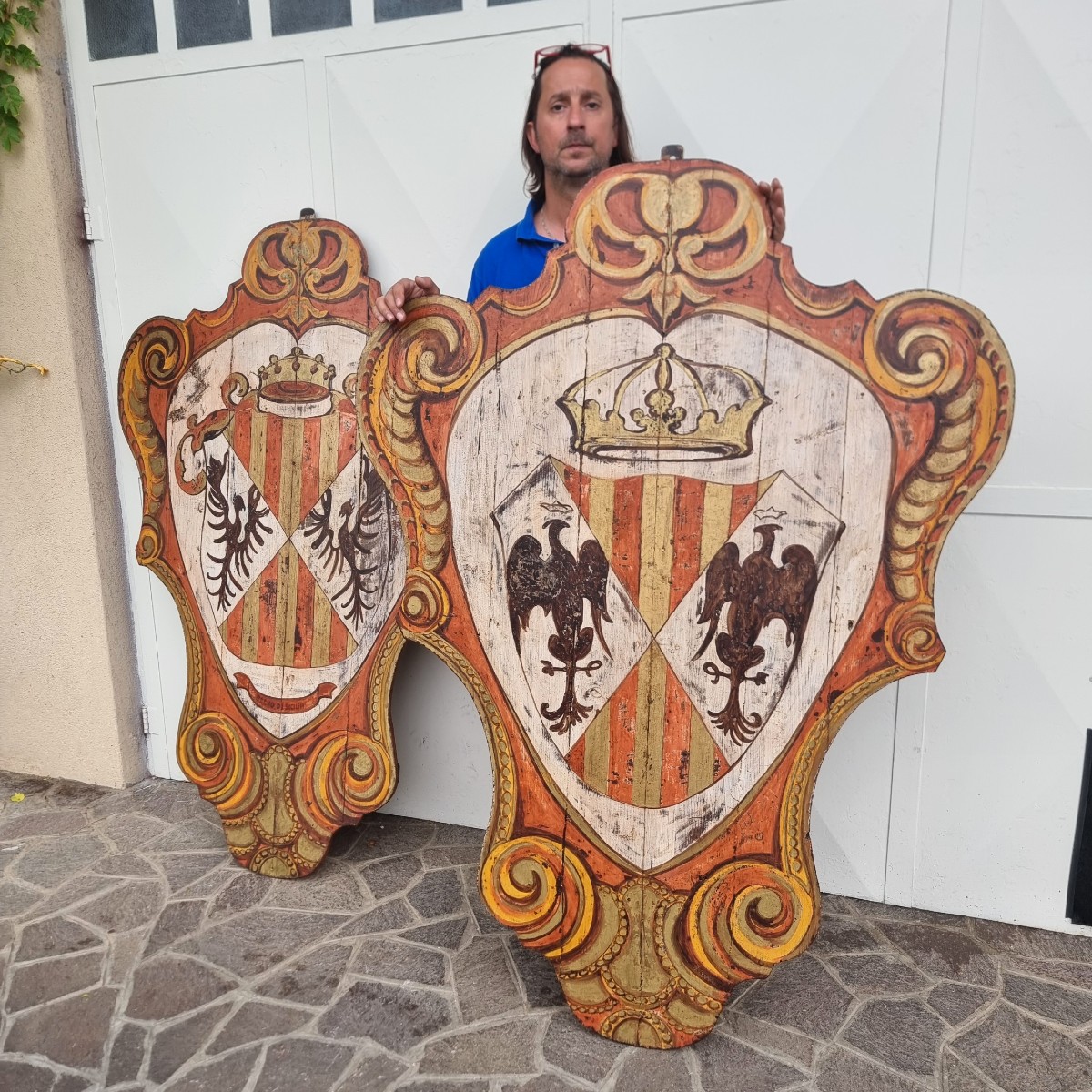 Paire de boucliers en bois nobles peints du XXe siècle-photo-2