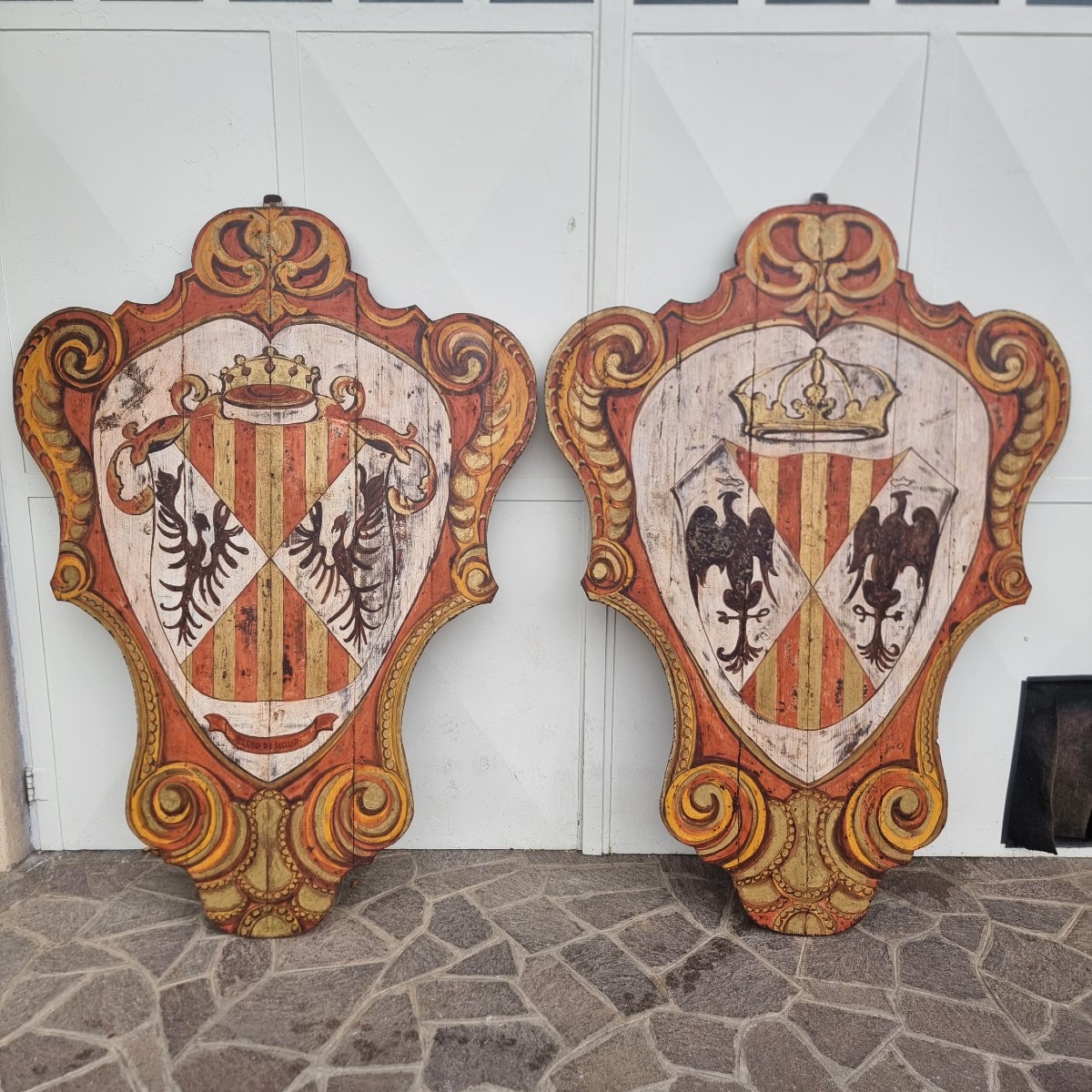 Paire de boucliers en bois nobles peints du XXe siècle