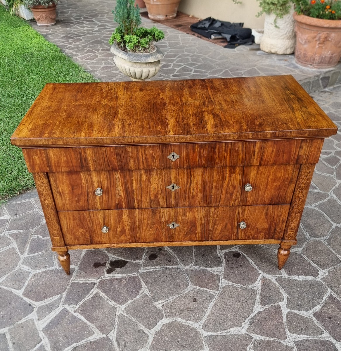 Commode faentine en noyer Charles X 1810