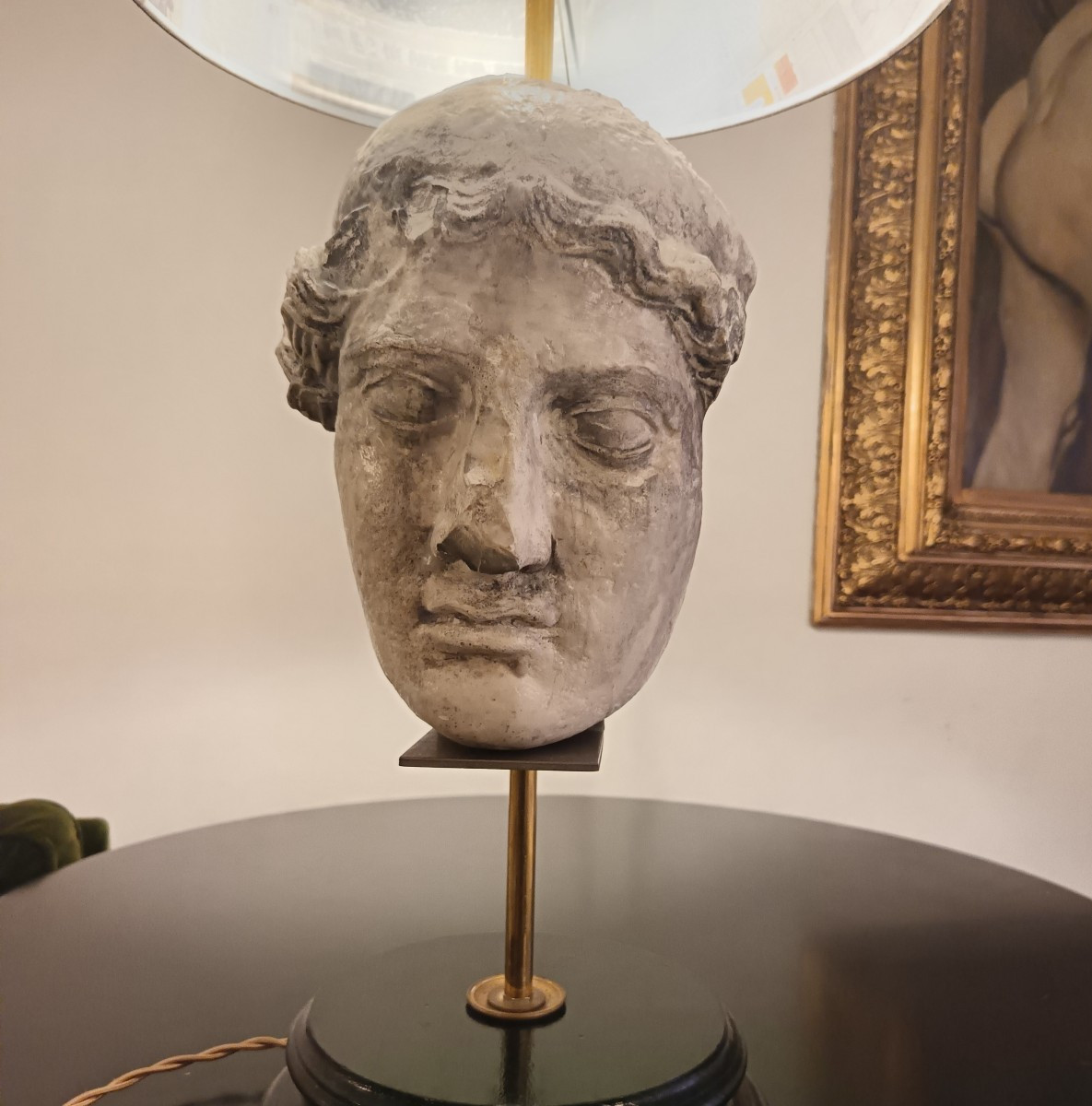 Lampe avec tête en plâtre et noir de fumée, abat-jour avec calques d’architecture-photo-1
