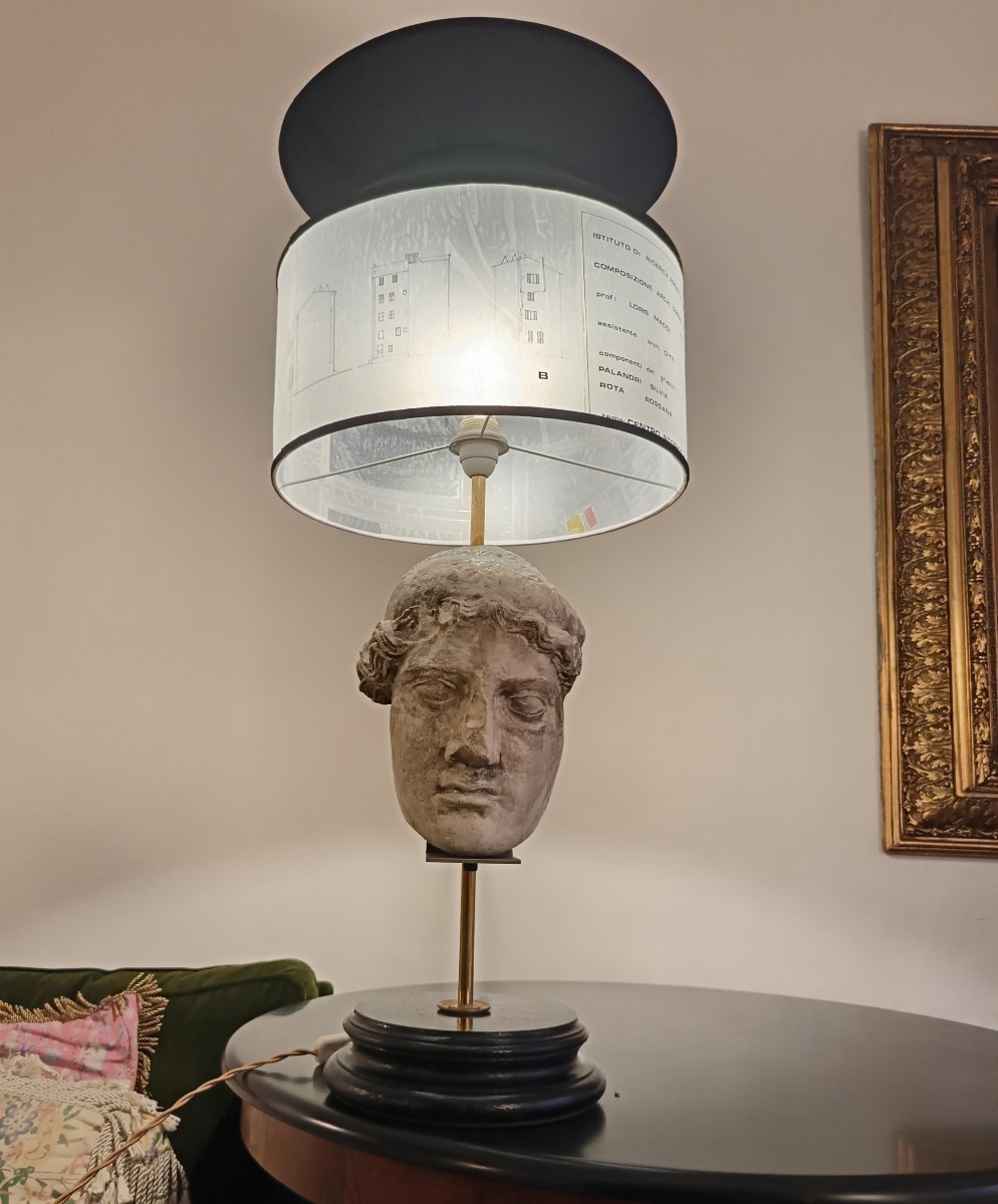 Lampe avec tête en plâtre et noir de fumée, abat-jour avec calques d’architecture
