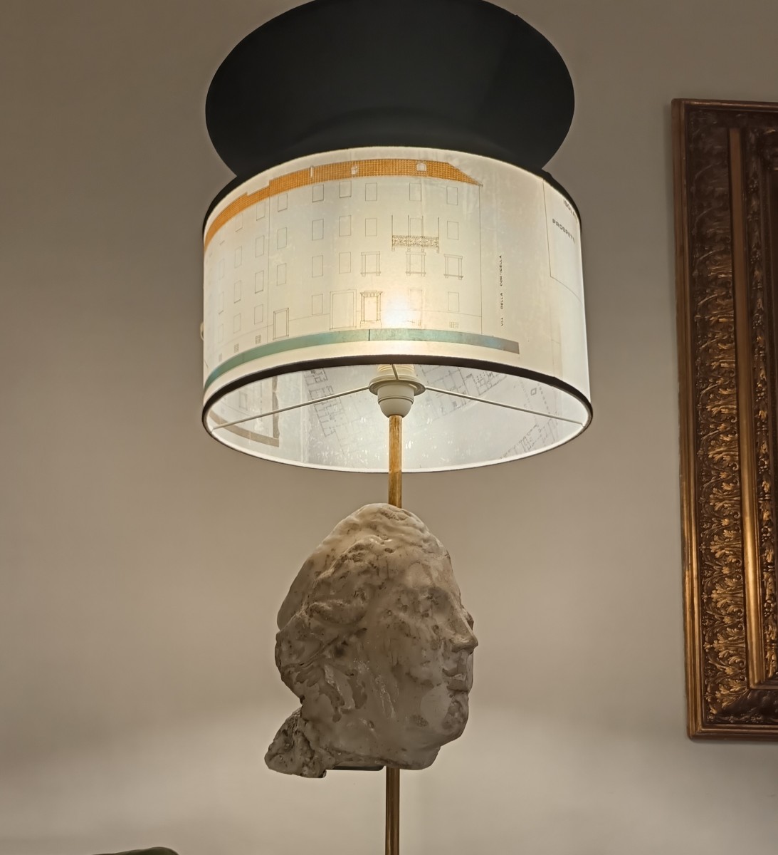 Lampe avec tête en plâtre et noir de fumée, abat-jour avec calques d’architecture XX sieclè-photo-4