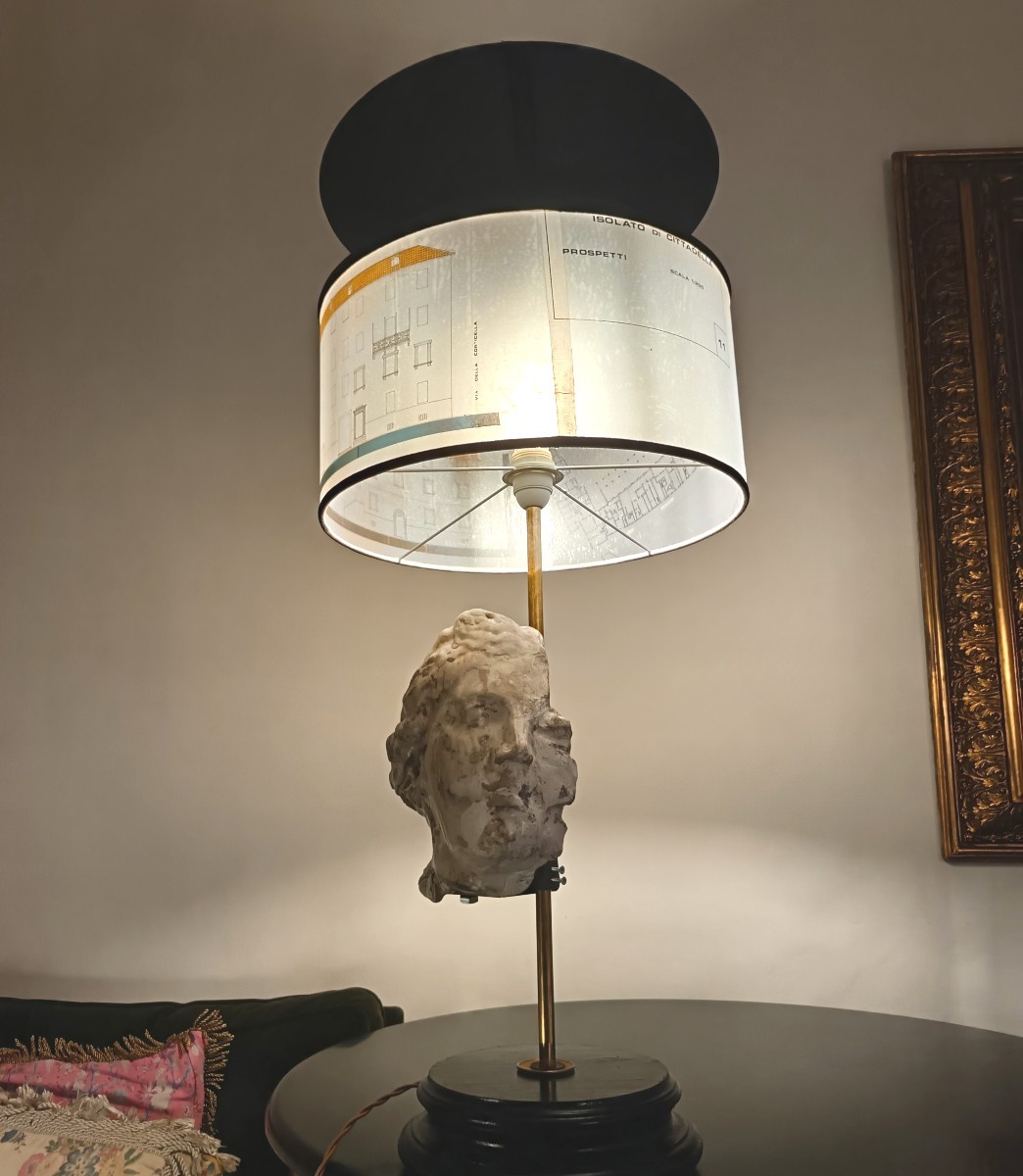 Lampe avec tête en plâtre et noir de fumée, abat-jour avec calques d’architecture XX sieclè