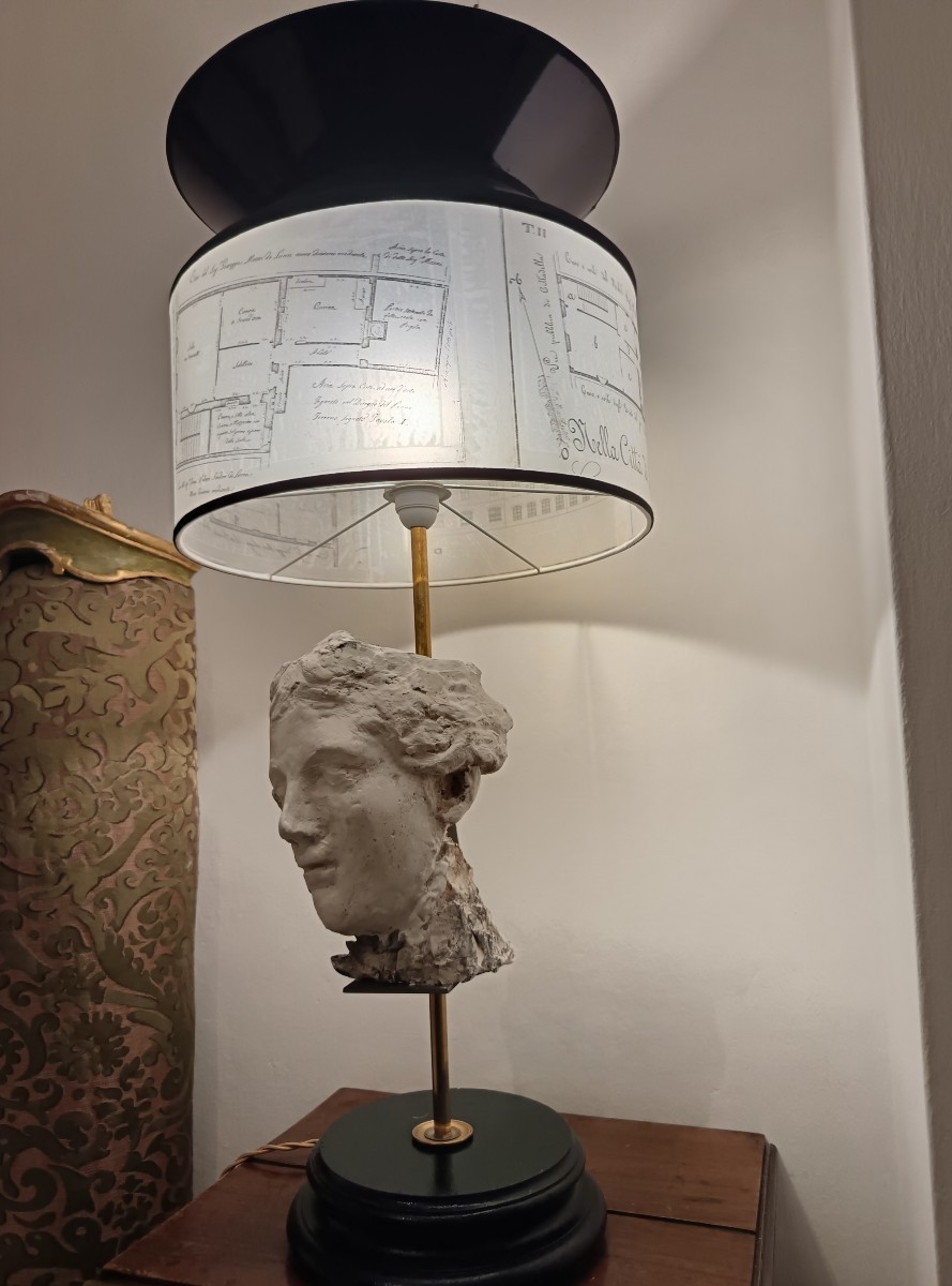Lampe avec tête en plâtre et noir de fumée, abat-jour avec calques d’architecture xx sieclè