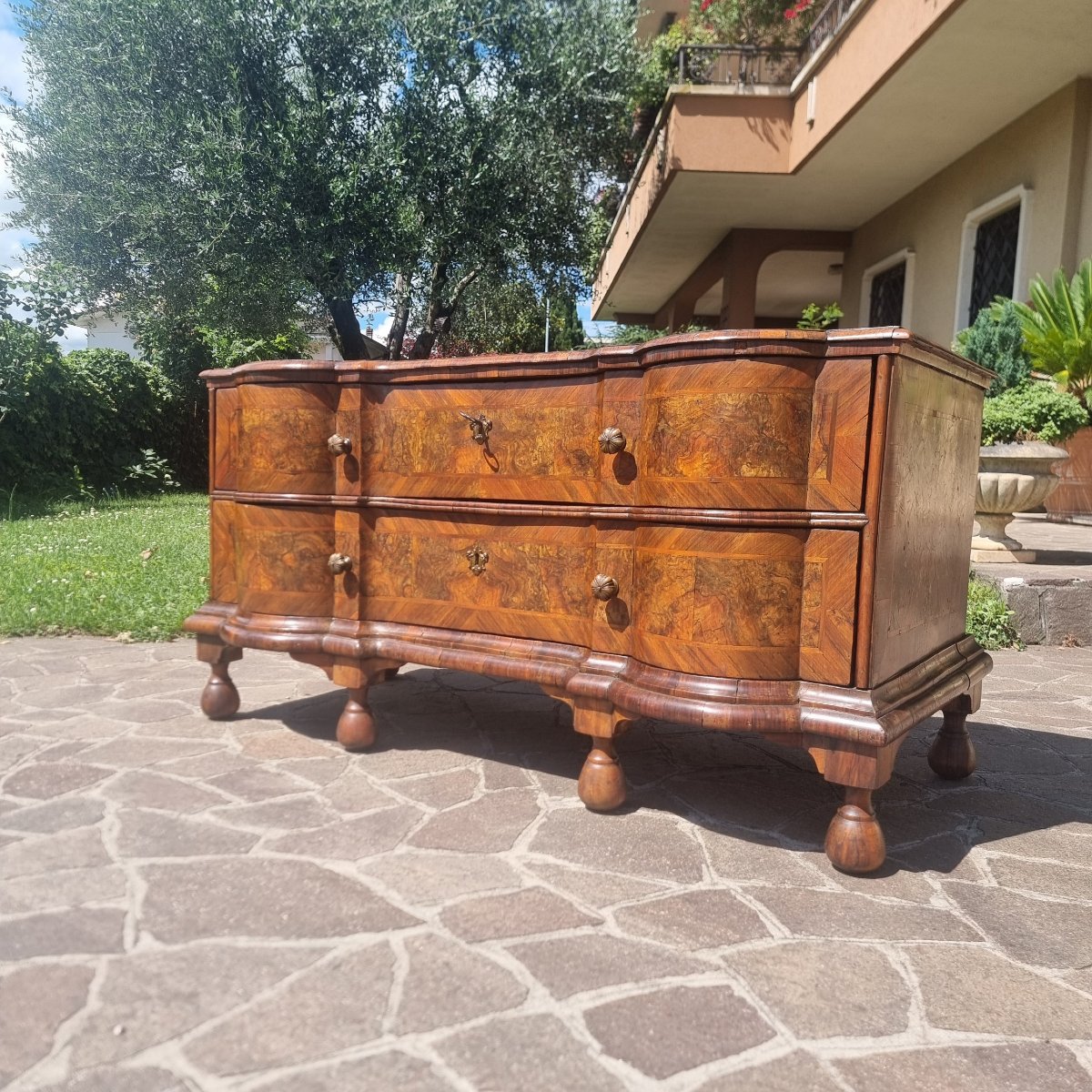 Commode ferraraise du XVIIIe siècle en loupe de noyer-photo-6
