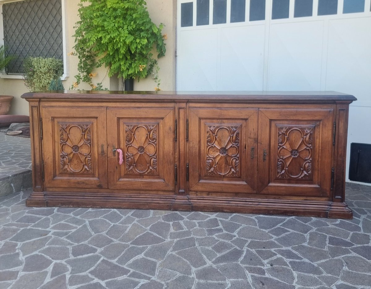 Buffet  en noyer du XVIIIe siècle d'une villa turinoise