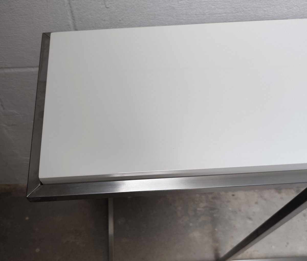 Console en acier avec plateau laqué blanc crème vintage style Guy Lefevre pour Maison Jansen 80-photo-5