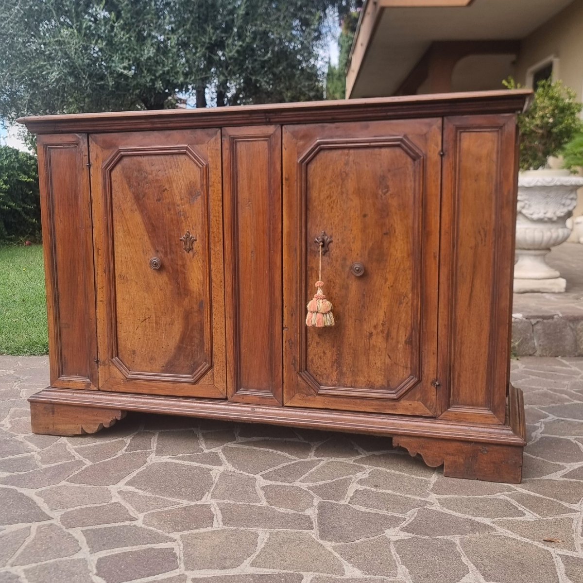 Buffet en noyer du XVIIe siècle à deux portes verrou d'origine-photo-2