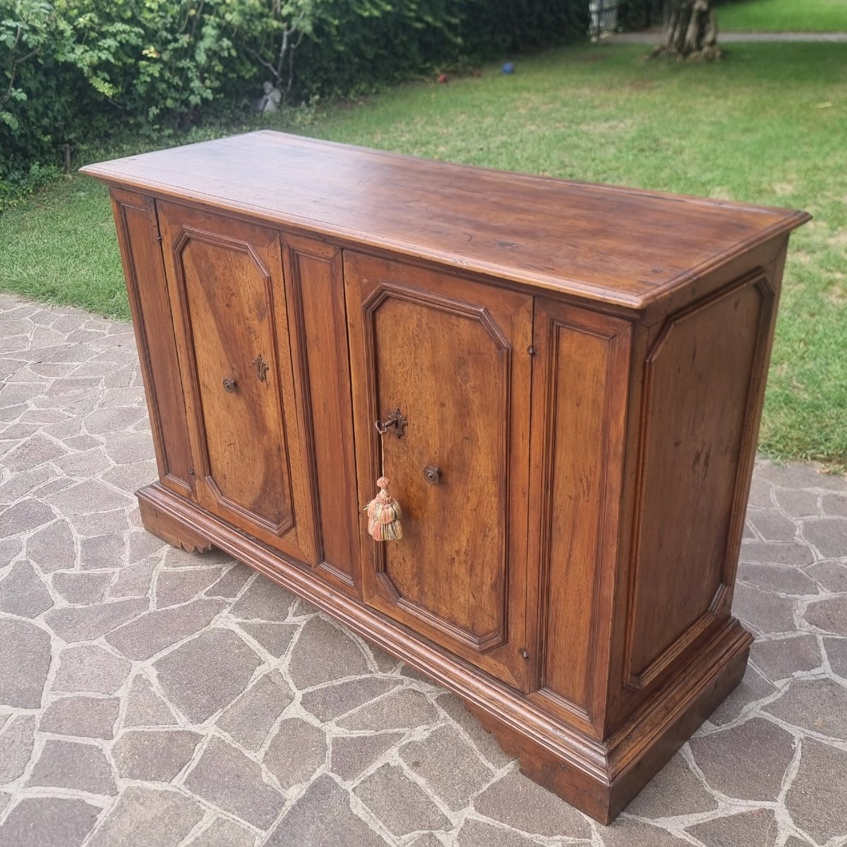 Buffet en noyer du XVIIe siècle à deux portes verrou d'origine-photo-4