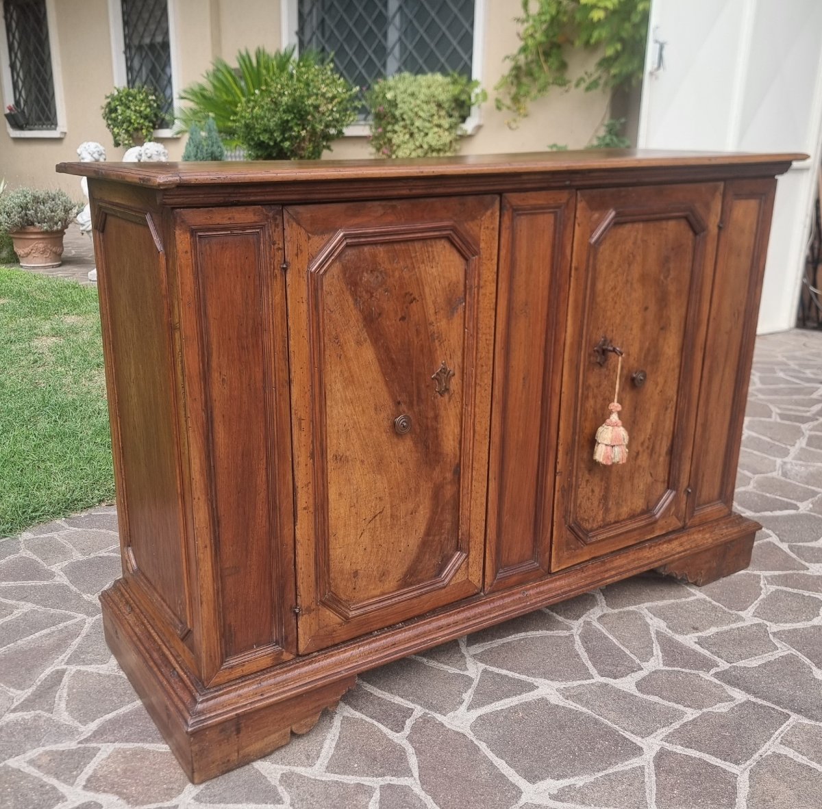 Buffet en noyer du XVIIe siècle à deux portes verrou d'origine-photo-1
