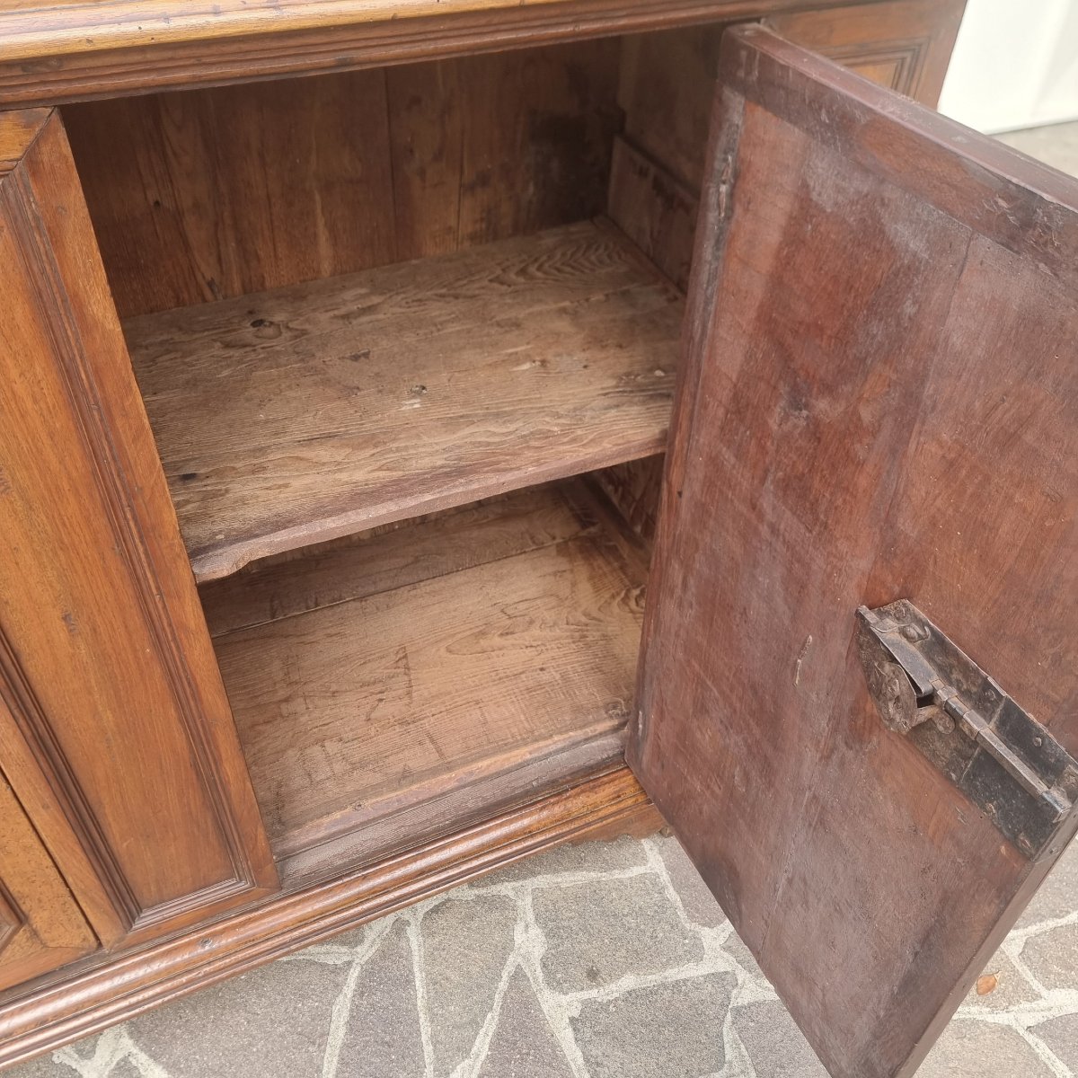 Buffet en noyer du XVIIe siècle à deux portes verrou d'origine-photo-5