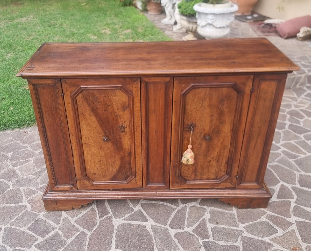 Buffet en noyer du XVIIe siècle à deux portes verrou d'origine-photo-6