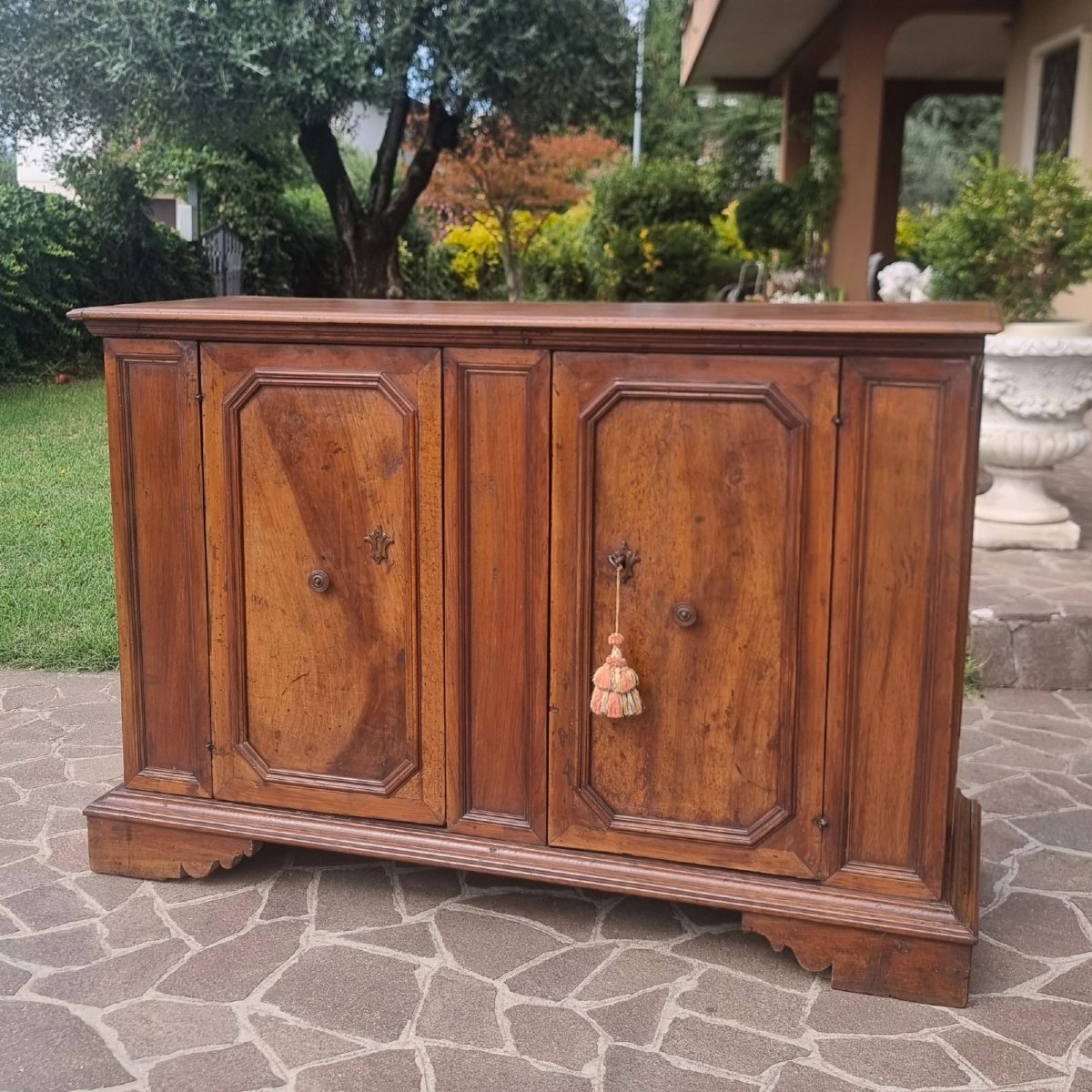 Buffet en noyer du XVIIe siècle à deux portes verrou d'origine