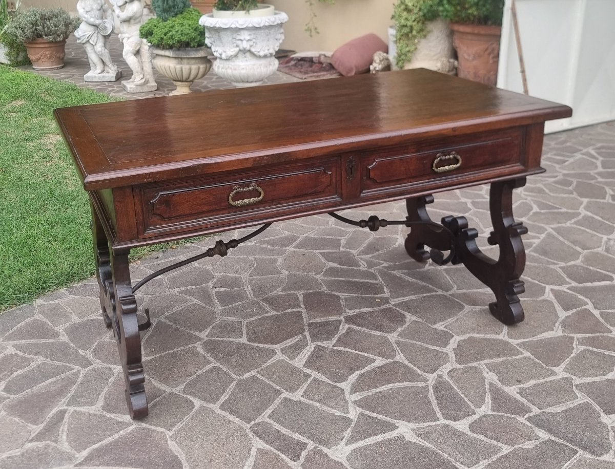 Table monastère en noyer du XVIIe siècle avec deux tiroirs-photo-3