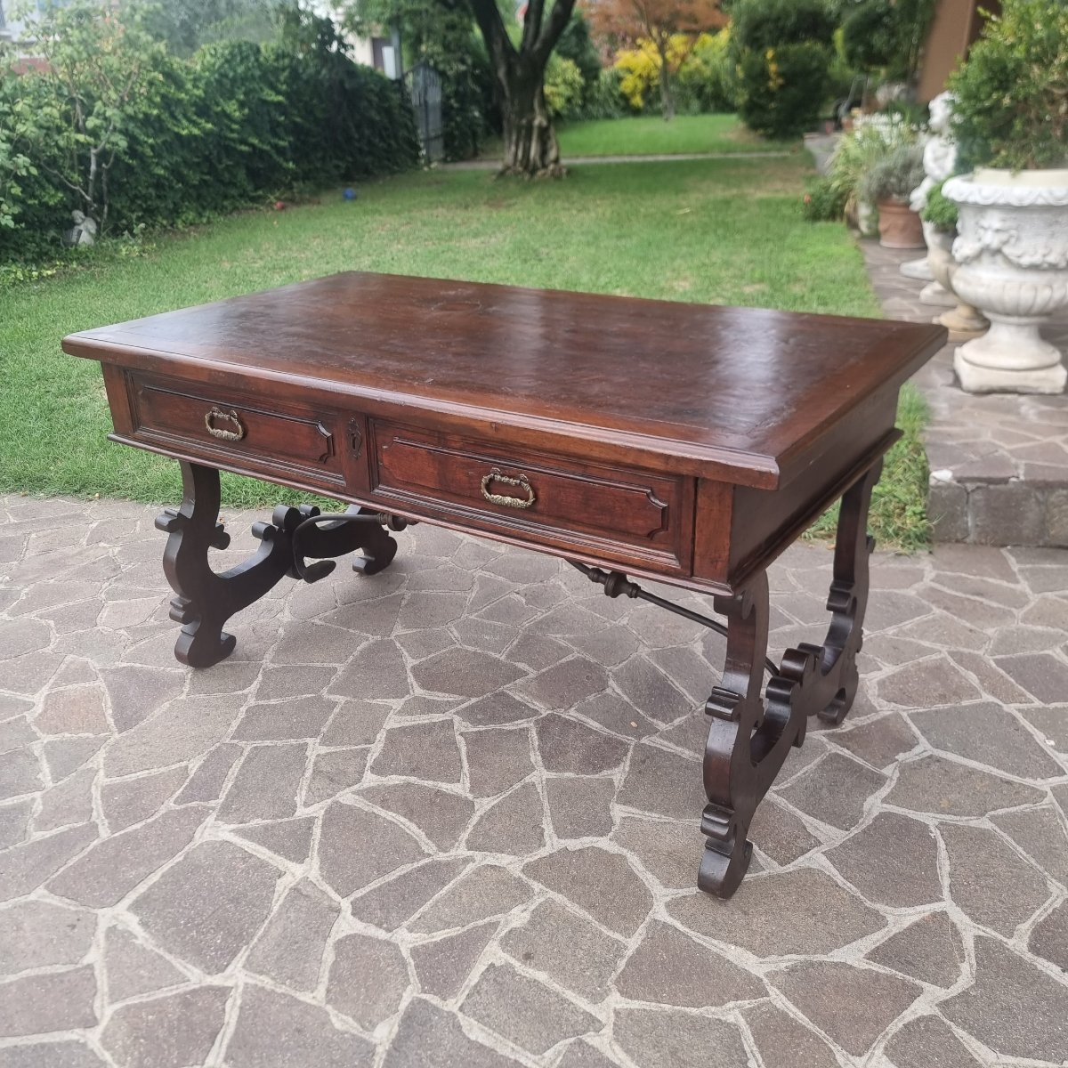 Table monastère en noyer du XVIIe siècle avec deux tiroirs-photo-4