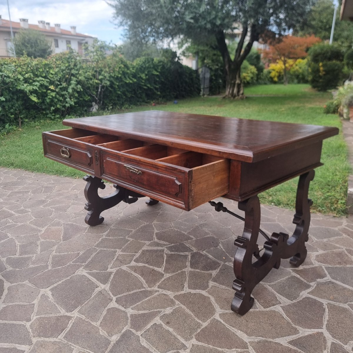 Table monastère en noyer du XVIIe siècle avec deux tiroirs-photo-4