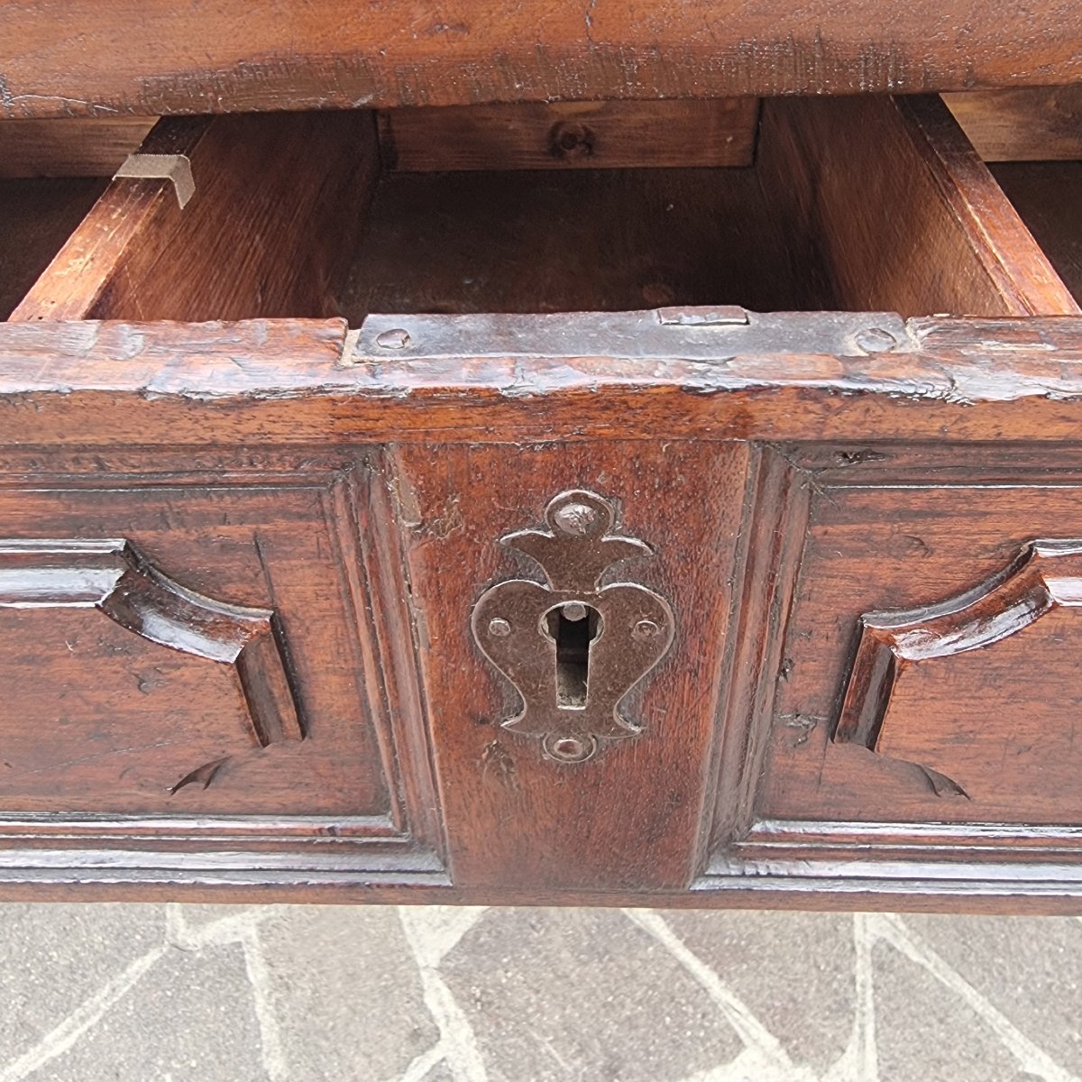 Table monastère en noyer du XVIIe siècle avec deux tiroirs-photo-5