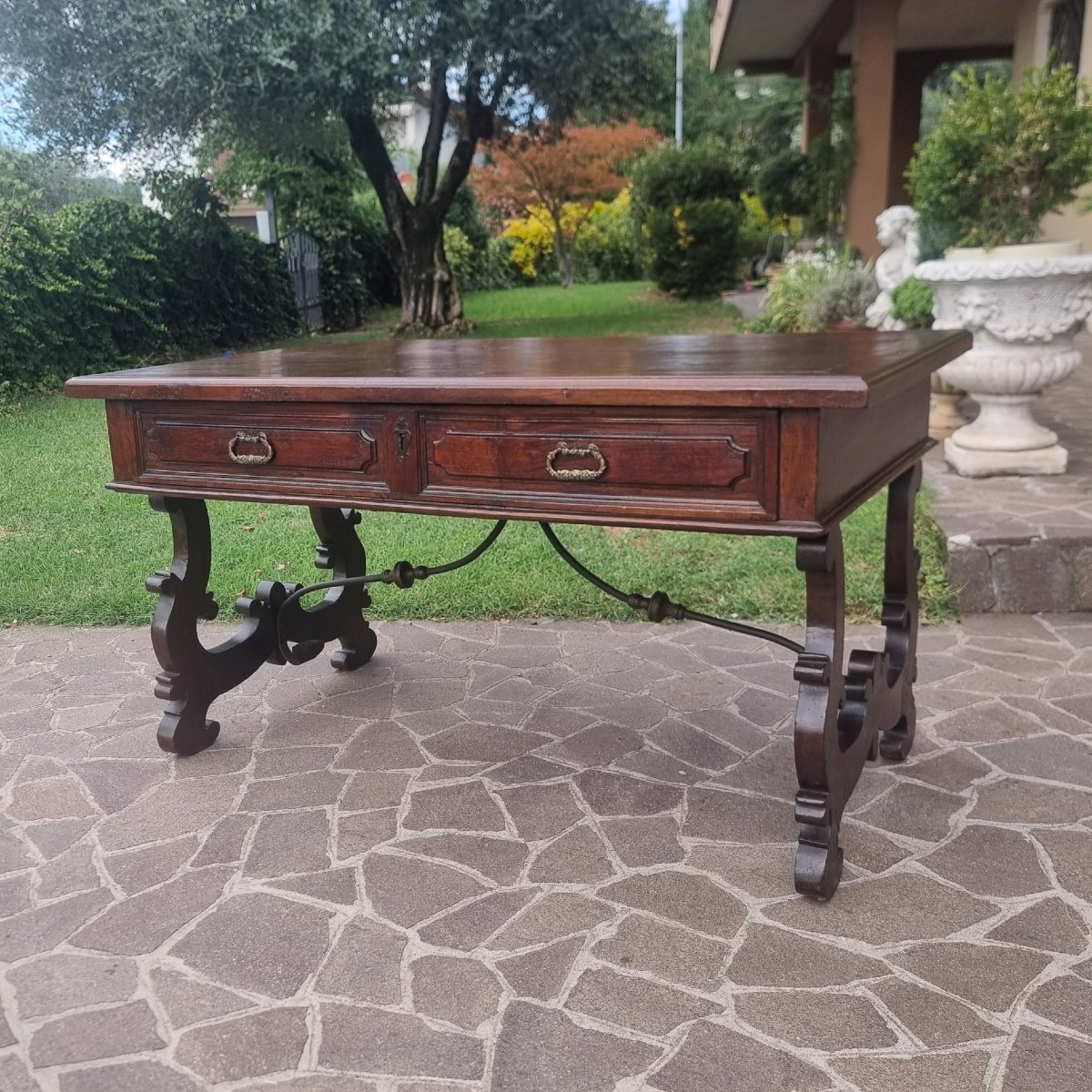 Table monastère en noyer du XVIIe siècle avec deux tiroirs