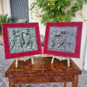 Paire de hauts-reliefs en bronze de 1780