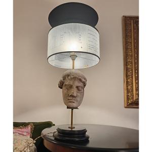 Lampe avec tête en plâtre et noir de fumée, abat-jour avec calques d’architecture