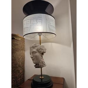 Lampe avec tête en plâtre et noir de fumée, abat-jour avec calques d’architecture xx sieclè