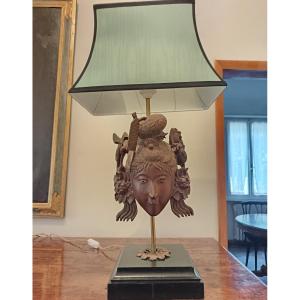 Trois lampes de table avec masques balinais en bois, XIXe siècle