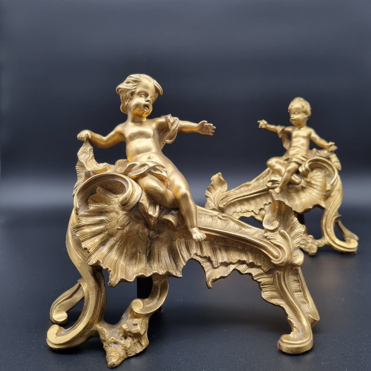 Paire de chenets au "C" couronné d'époque Louis XV. -photo-3