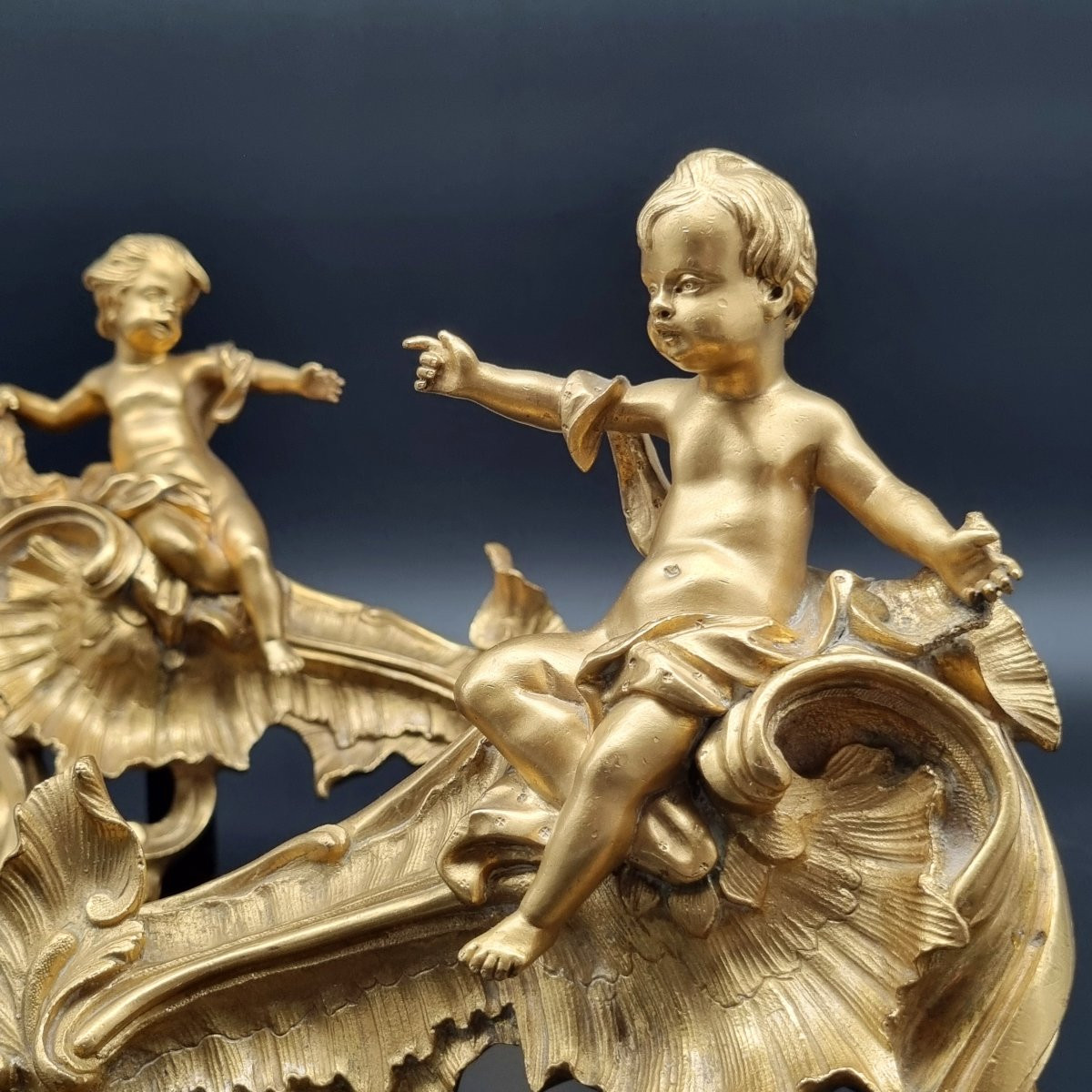 Paire de chenets au "C" couronné d'époque Louis XV. -photo-1