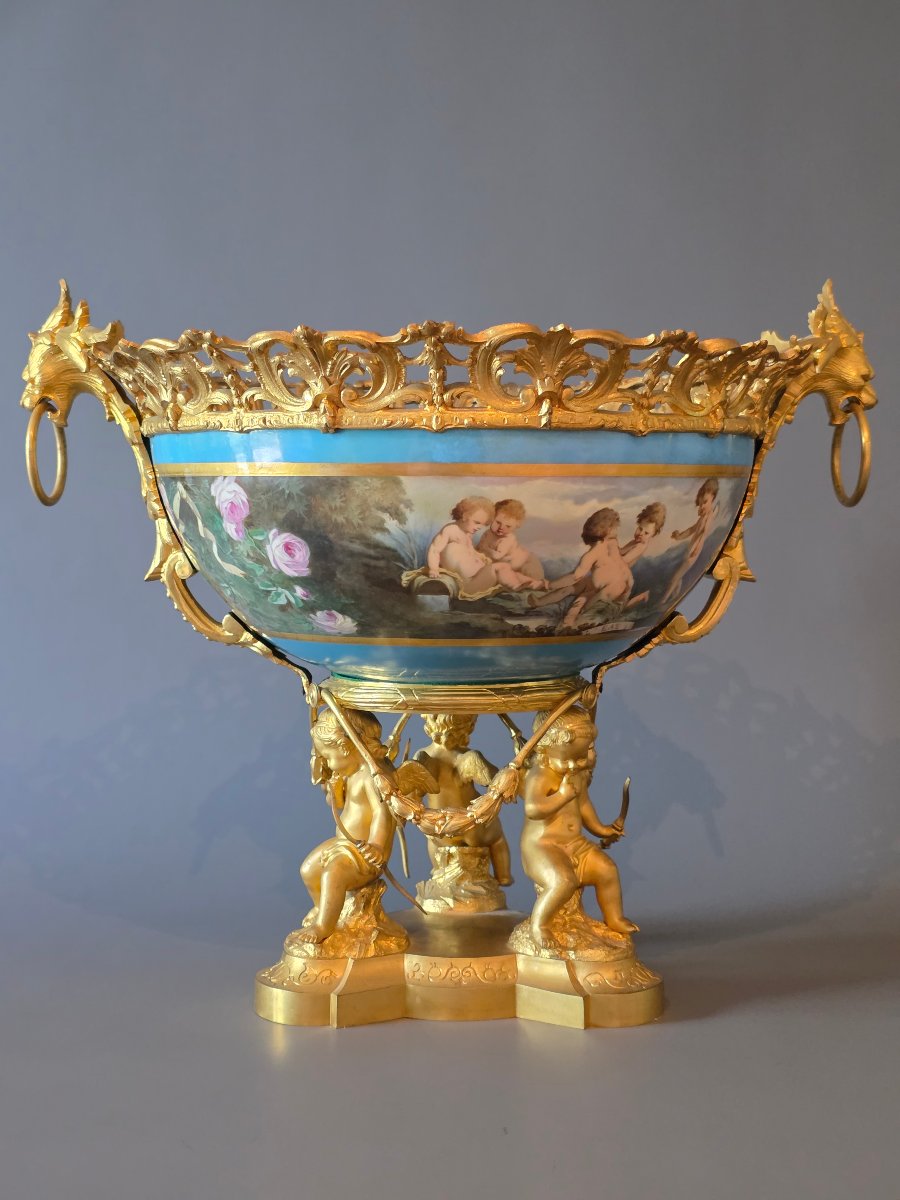 Imposante Coupe Centre De Table En Porcelaine et Bronze Doré, XIXème Siècle.
