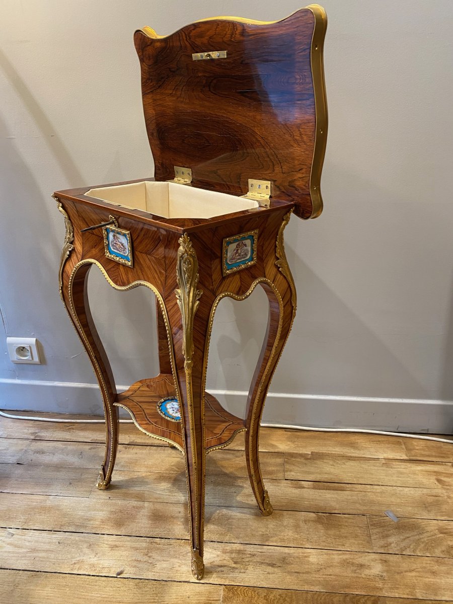 Table Travailleuse En Bois De Rose Et Bronze Doré, Et Plaques En Porcelaine De Tahan