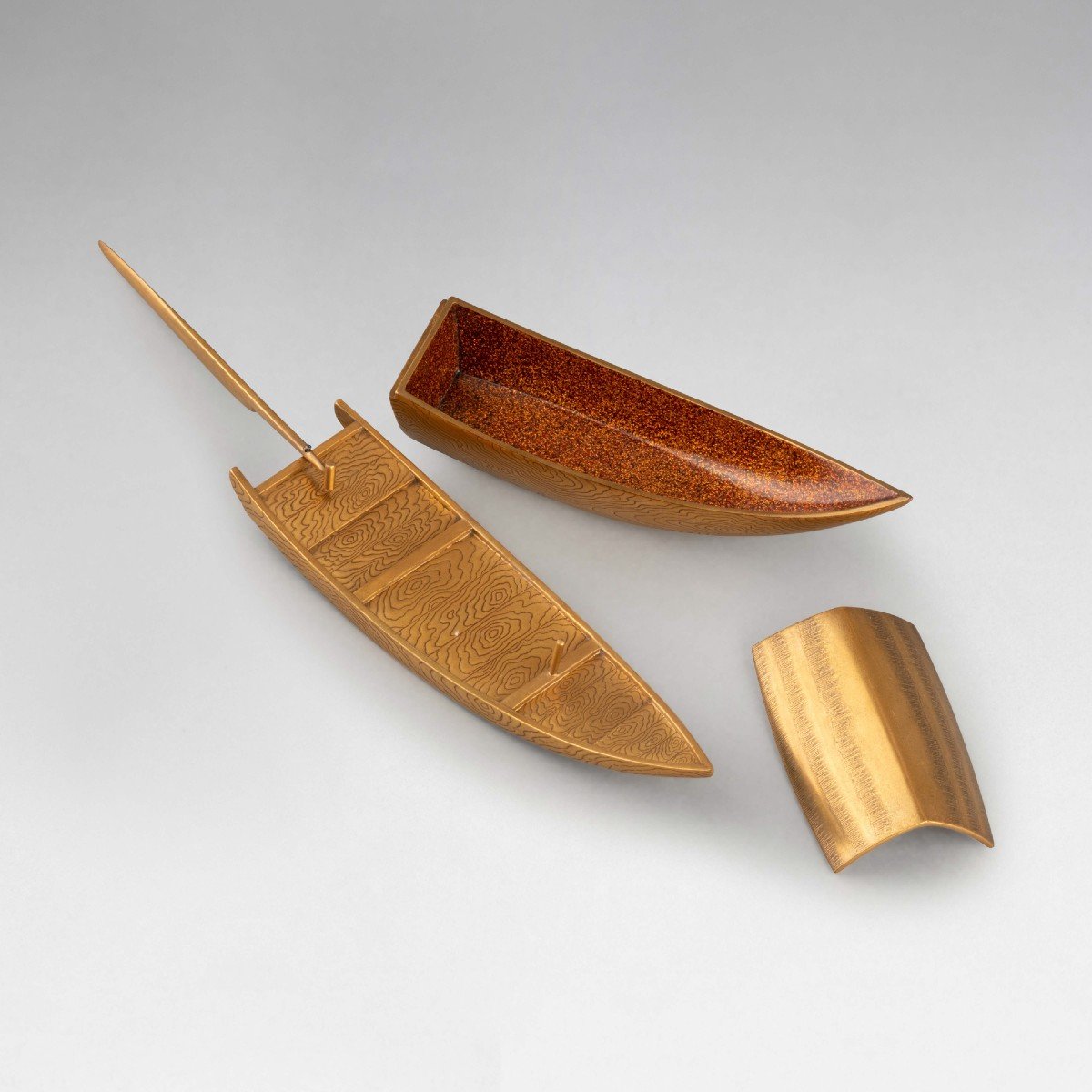 Kobako – Rare Model In The Shape Of A Boat In Gold Lacquer. Japan Edo-photo-4