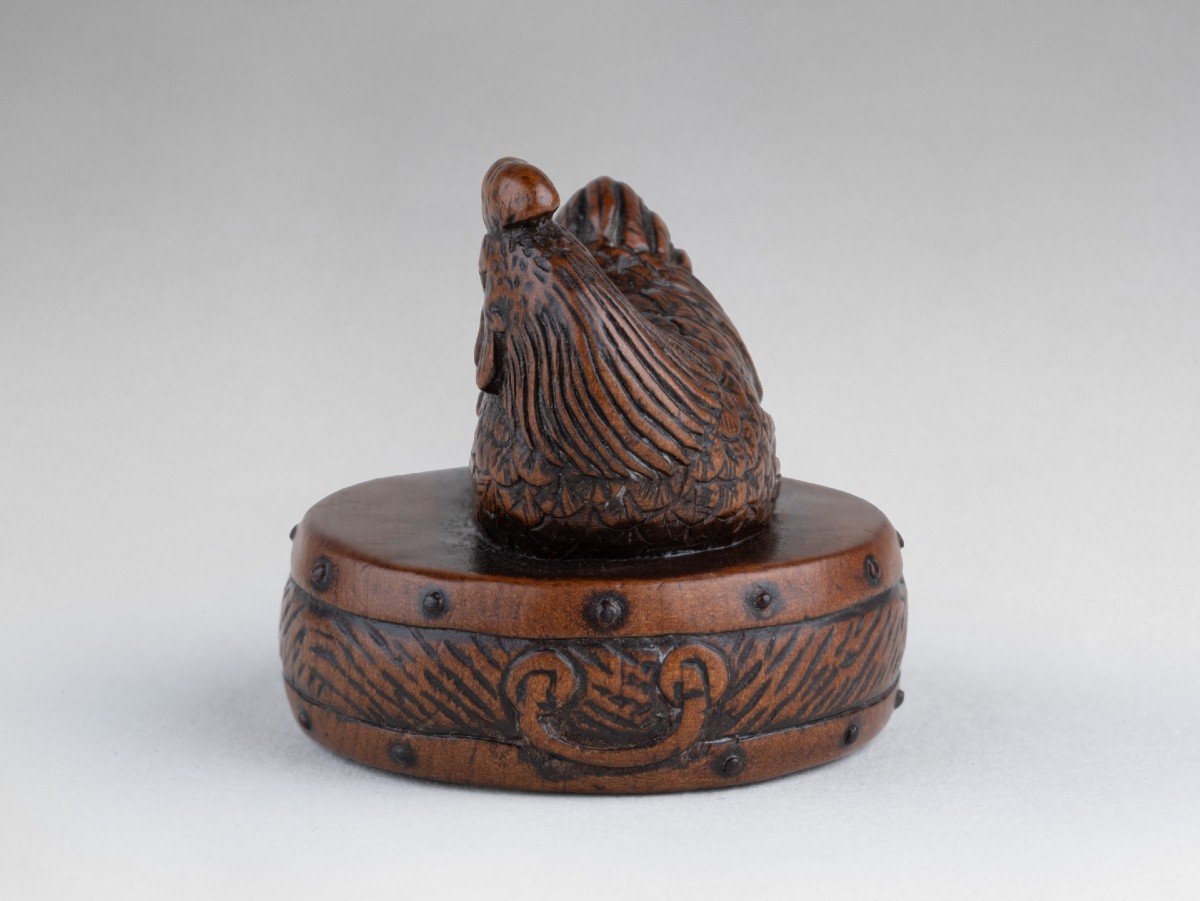 Netsuke Par Tametaka. Modèle En Bois Représentant Un Coq Perché Sur Un Tambour. Japon Edo-photo-3