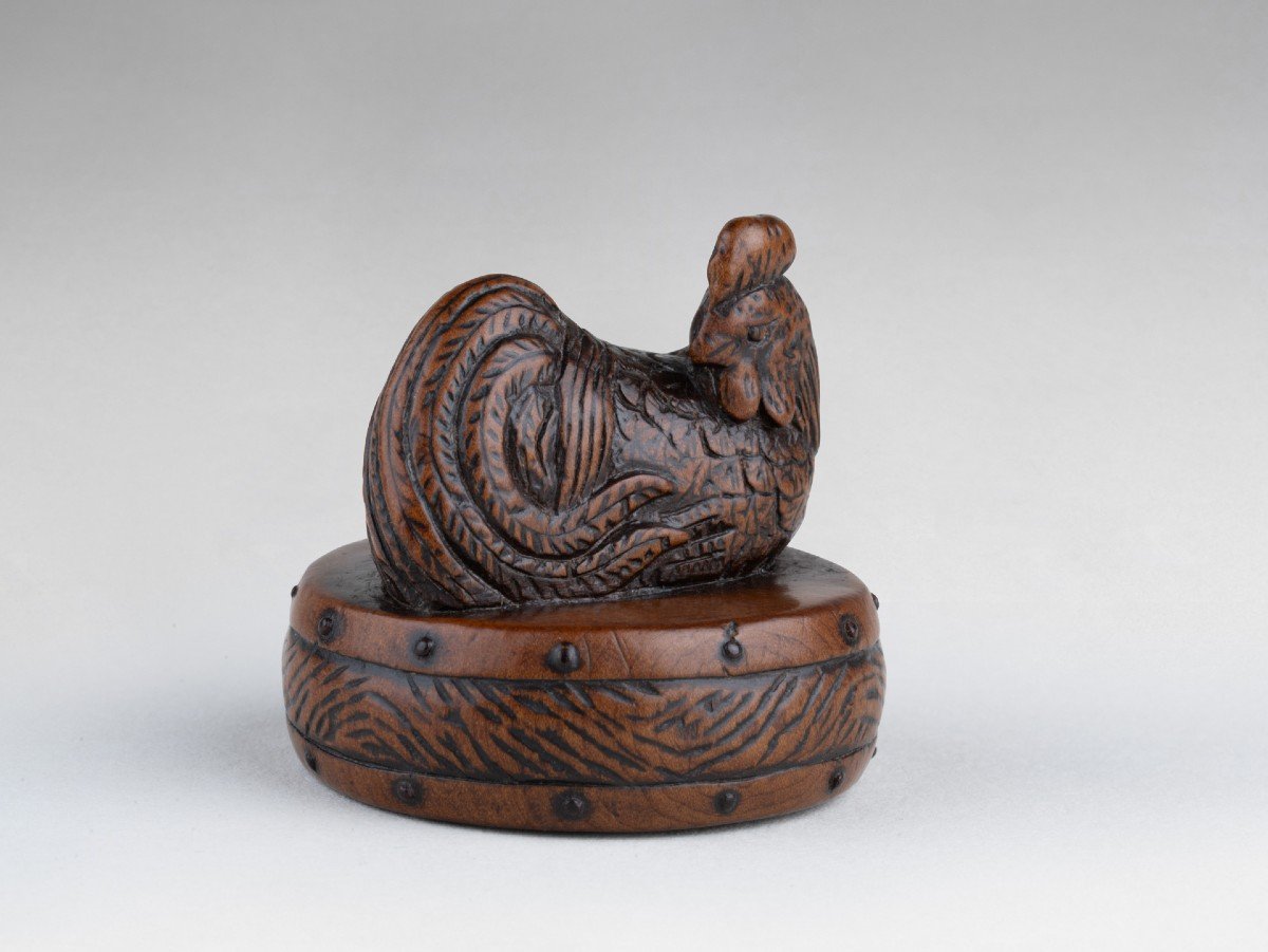 Netsuke Par Tametaka. Modèle En Bois Représentant Un Coq Perché Sur Un Tambour. Japon Edo-photo-5