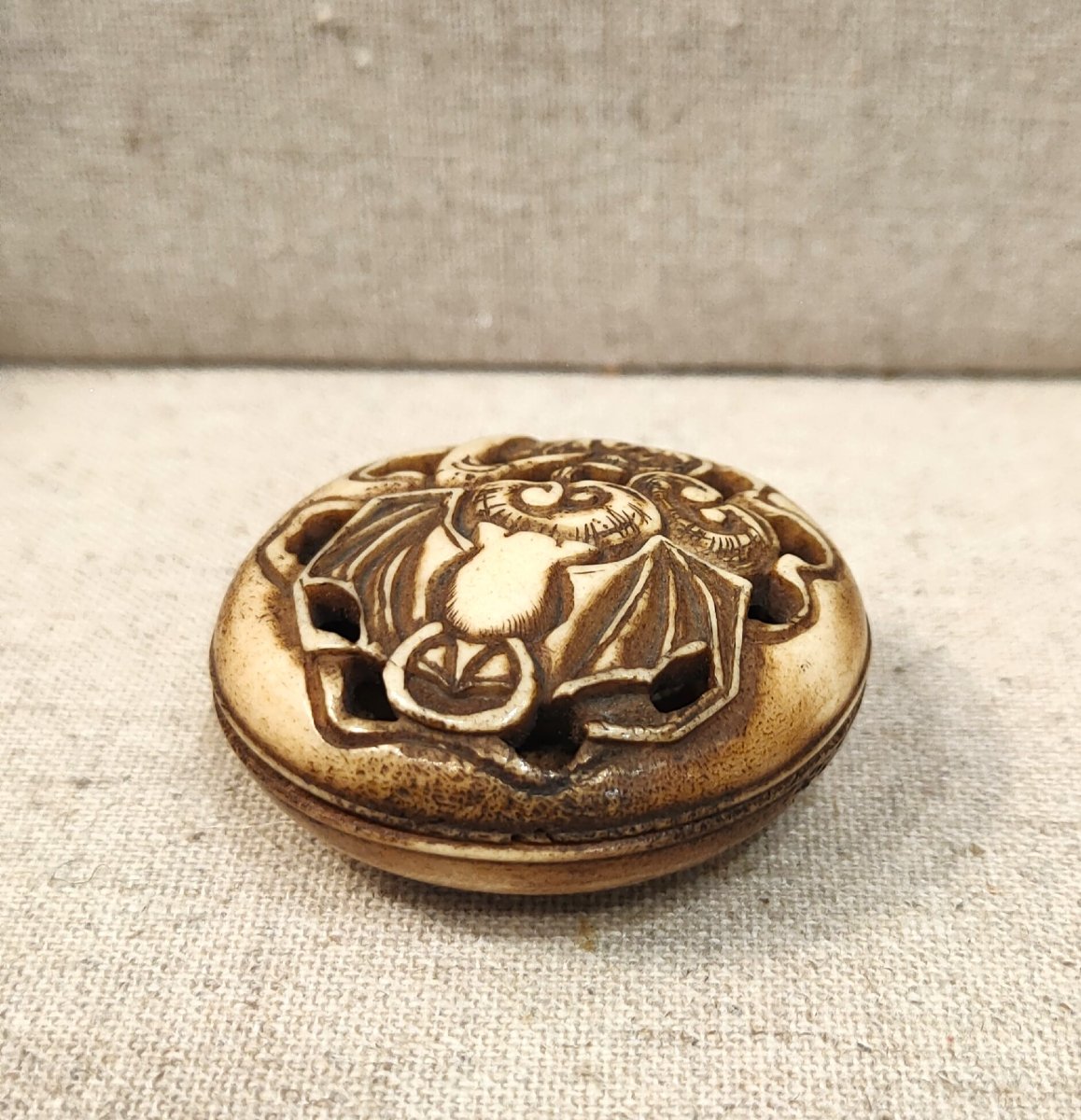 Netsuke de type Ryusa Manju, sculpté en corne de cerf. Chauve-souris. Japon Meiji-photo-4