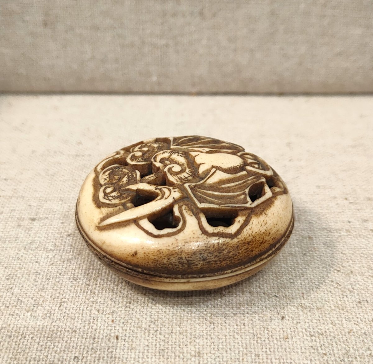 Netsuke de type Ryusa Manju, sculpté en corne de cerf. Chauve-souris. Japon Meiji-photo-1