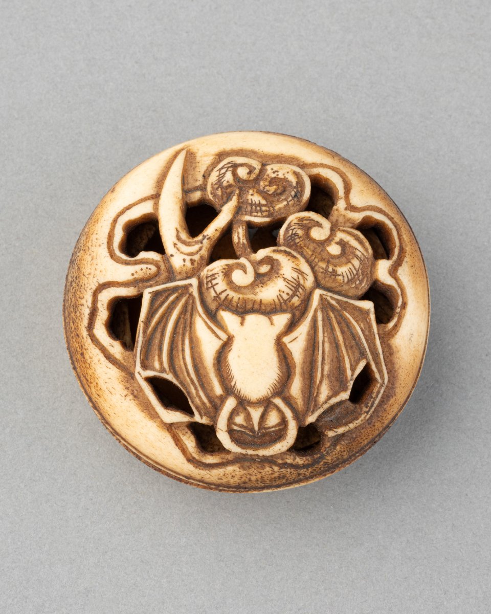 Netsuke de type Ryusa Manju, sculpté en corne de cerf. Chauve-souris. Japon Meiji