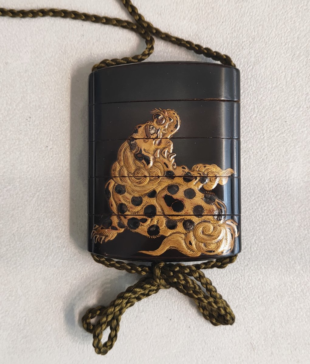 Inro With A Raised Shishi Lacquer Design On A Black Background. Edo Period, Japan-photo-2