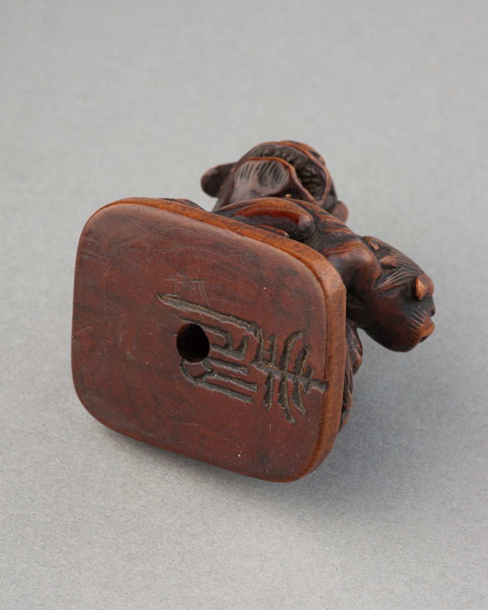 Carved Boxwood Netsuke Depicting Two Shishi, Edo Period, Japan-photo-4