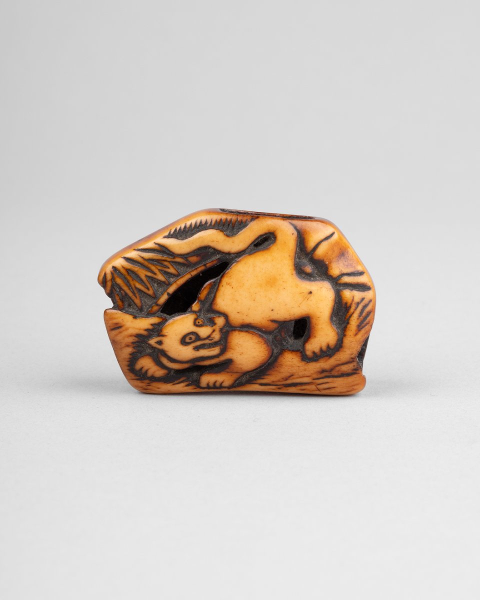 Netsuke en corne de cerf sculpté représentant un tigre parmi les bambous. Japon Edo, Meiji