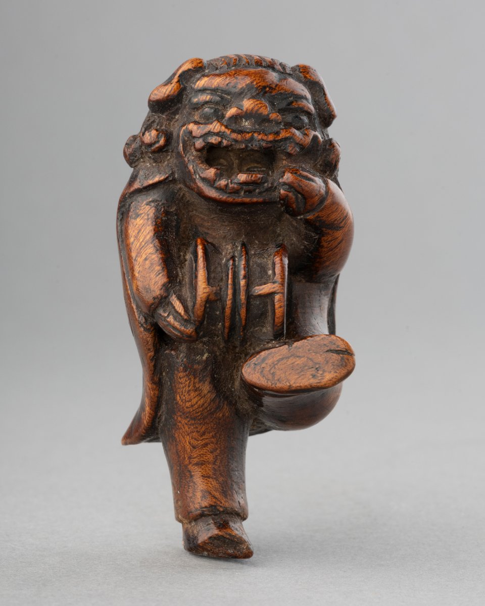 NETSUKE en bois sculpté Personnage déguisé pour la danse du lion,  Shishimaï. Japon Edo, Meiji -photo-2
