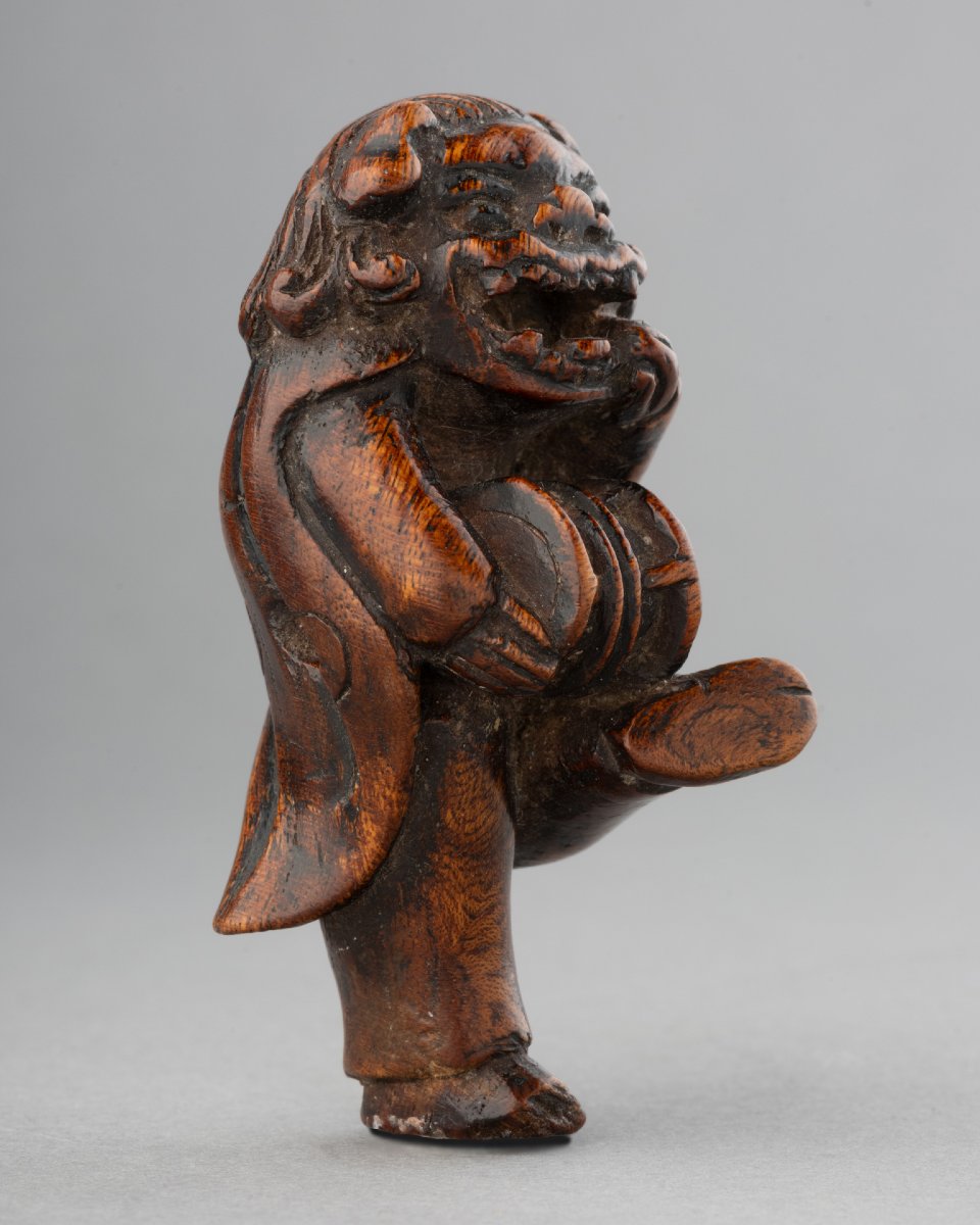 NETSUKE en bois sculpté Personnage déguisé pour la danse du lion,  Shishimaï. Japon Edo, Meiji -photo-4