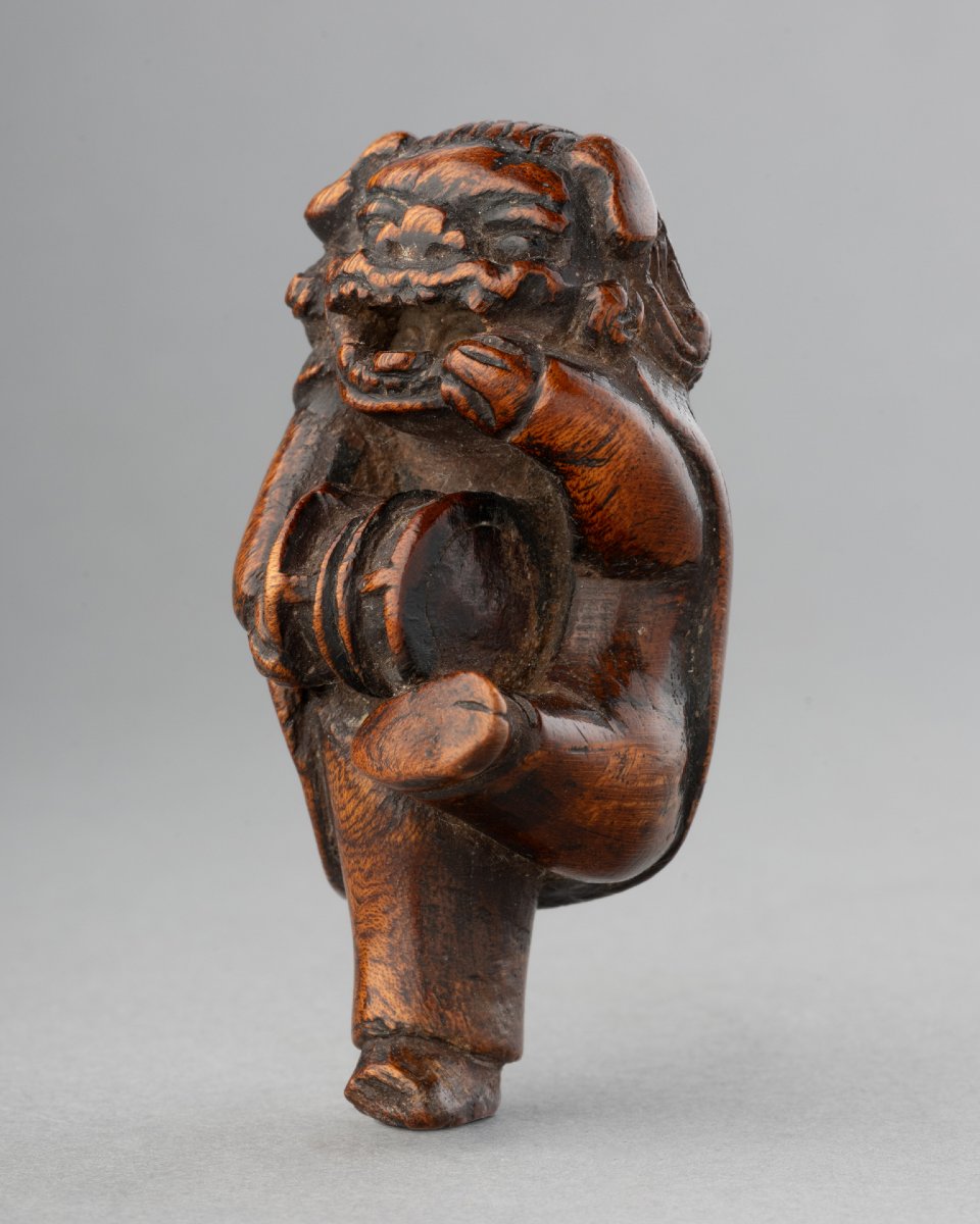 NETSUKE en bois sculpté Personnage déguisé pour la danse du lion,  Shishimaï. Japon Edo, Meiji 